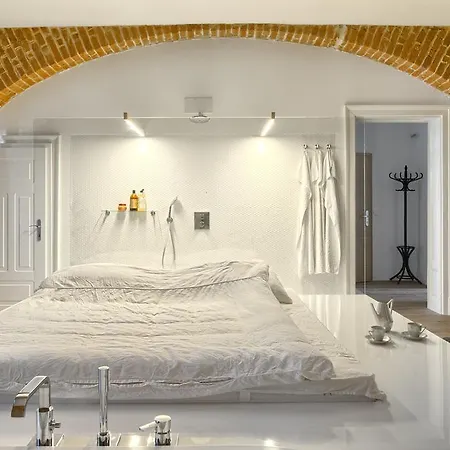 Unique Flat 22