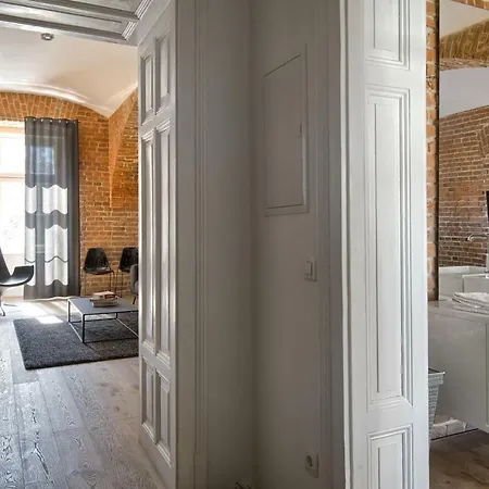 Unique Flat 22